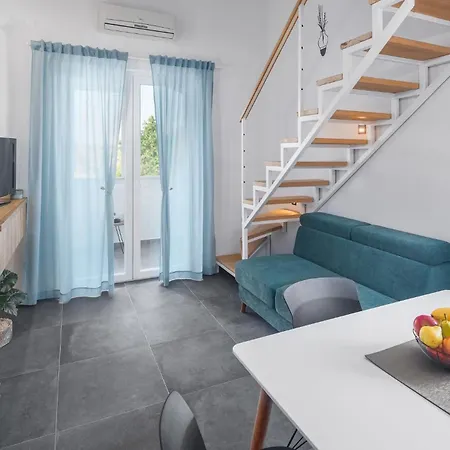 Apartment Stunning In Cervar Porat With Kitchen