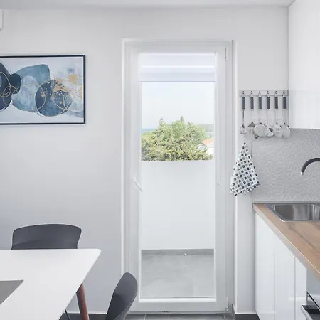 Stunning In Cervar Porat With Kitchen Apartment *