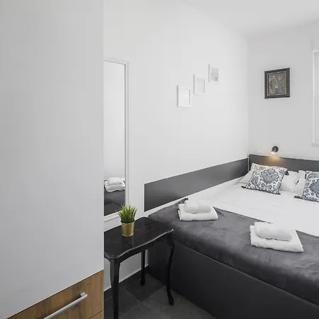 Stunning In Cervar Porat With Kitchen Apartment *