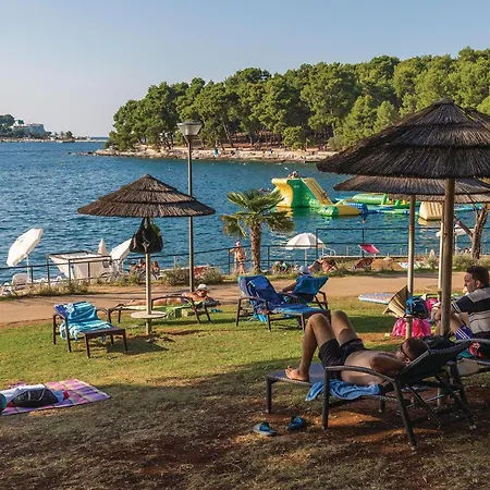 Stunning In Cervar Porat With Kitchen Apartment *