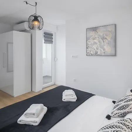 アパート Two-bedroom In Cervar Porat *