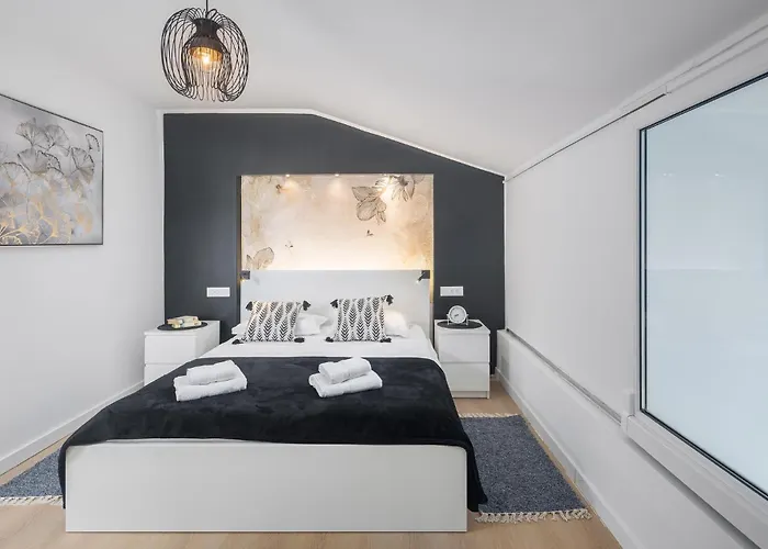 Two-bedroom In Cervar Porat Apartment *