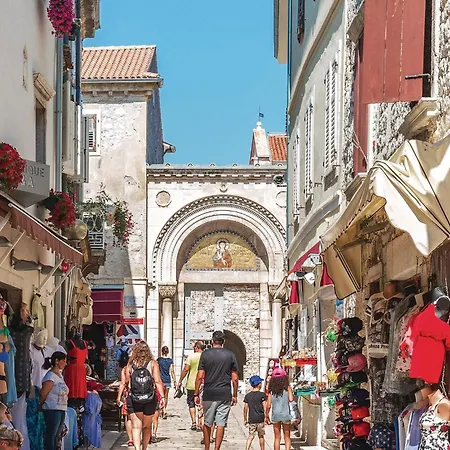 Two-bedroom In Cervar Porat *